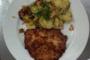 Münchner-Schnitzel-mit-Bratkartoffeln